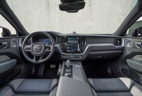 Volvo XC60 PLUS DARK 2,0 Diesel / B5 Mild-Hybrid 4x4, automat r.v 2022