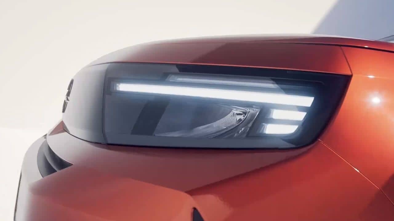 Predné svetlo auta Opel Frontera na dlhodobý prenájom.