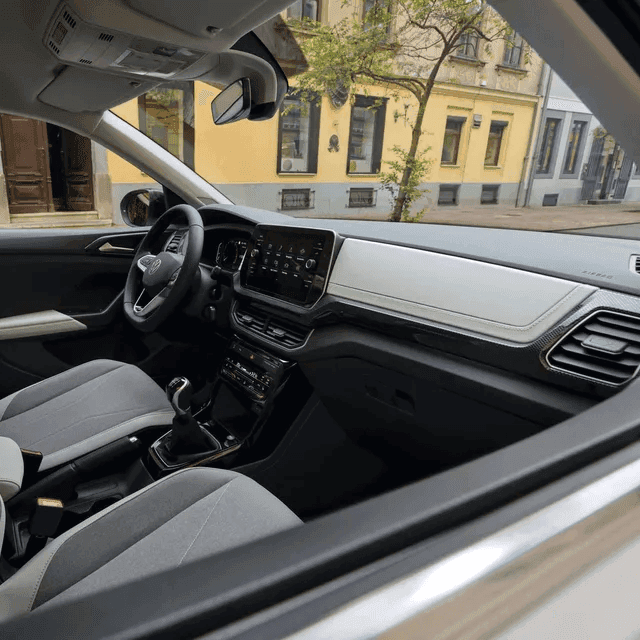 VW T-Cross R-Line interiér Payless Gigarent.