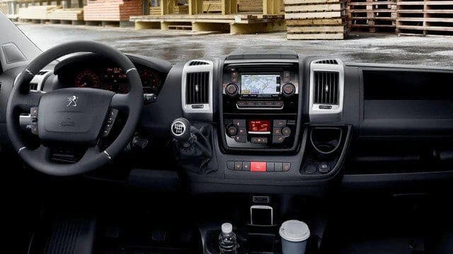 Interiér auta Peugeot Boxer na dlhodobý prenájom.