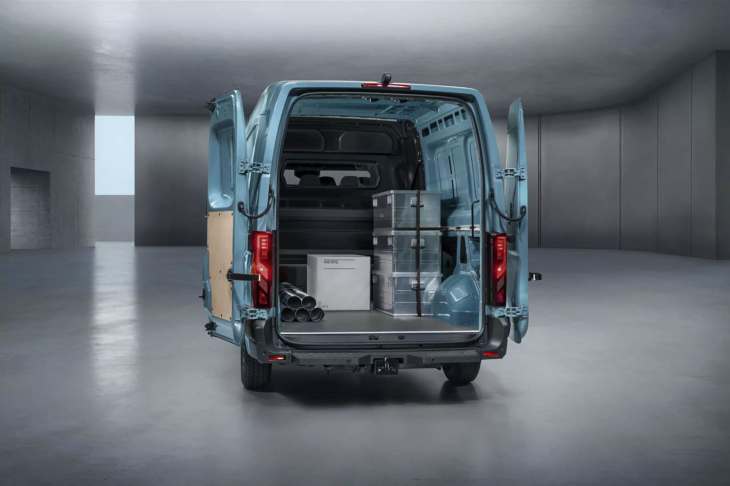 Nákladný priestor dodávky Renault Master na dlhodobý prenájom.