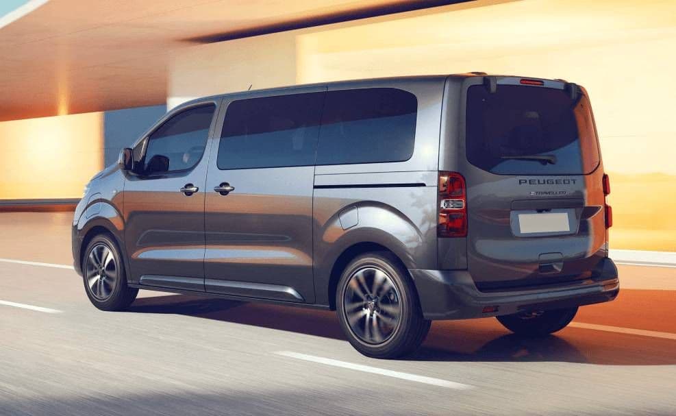 Exteriér auta Peugeot Traveller na dlhodobý prenájom.