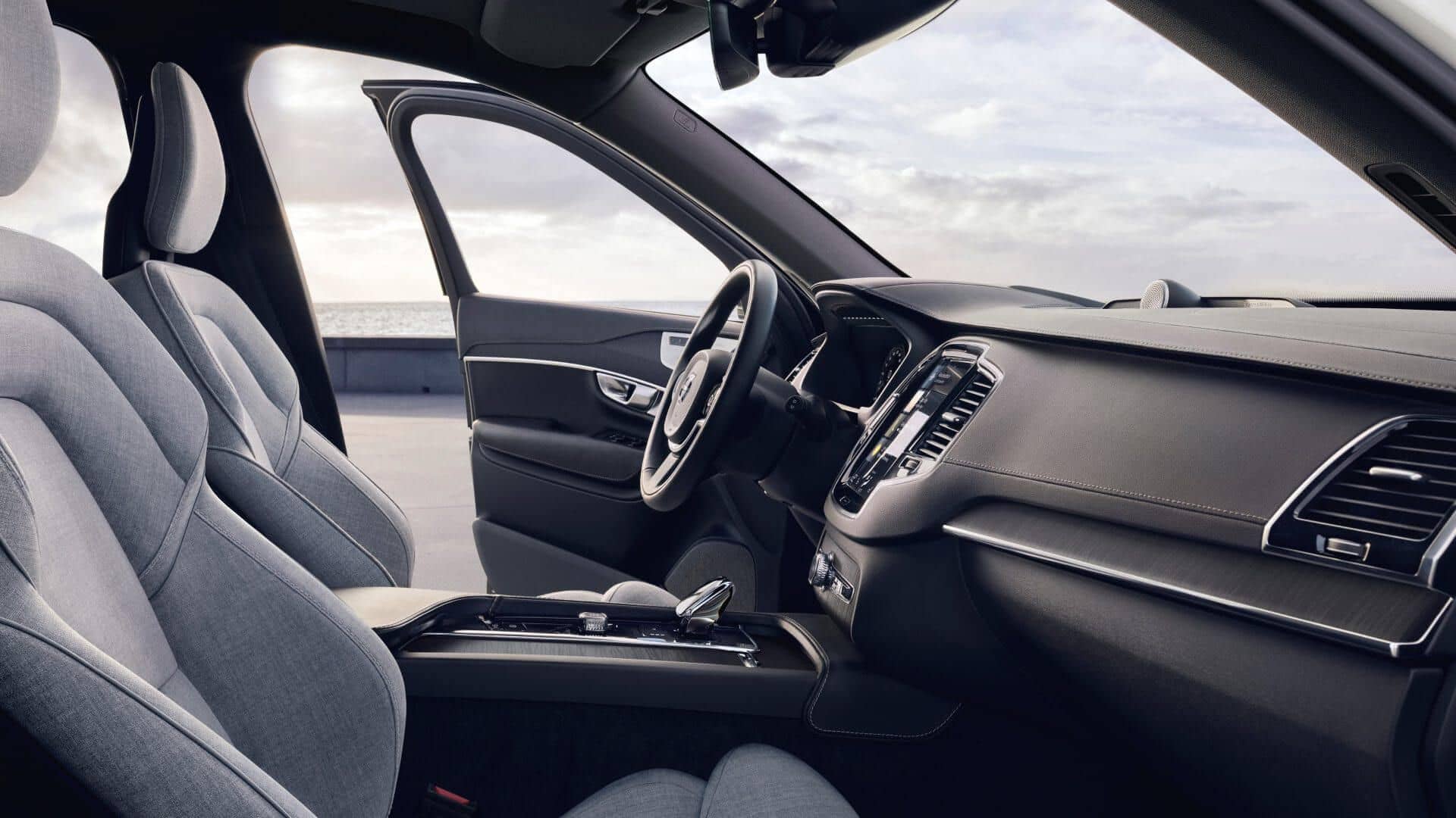 Interiér auta Volvo XC90 Plus na dlhodobý prenájom.