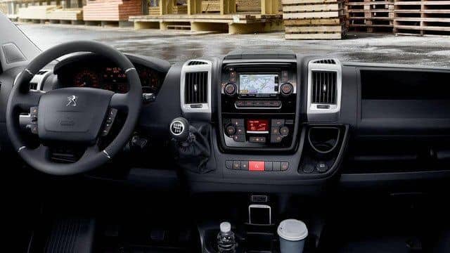 Interiér auta Peugeot Boxer na dlhodobý prenájom.