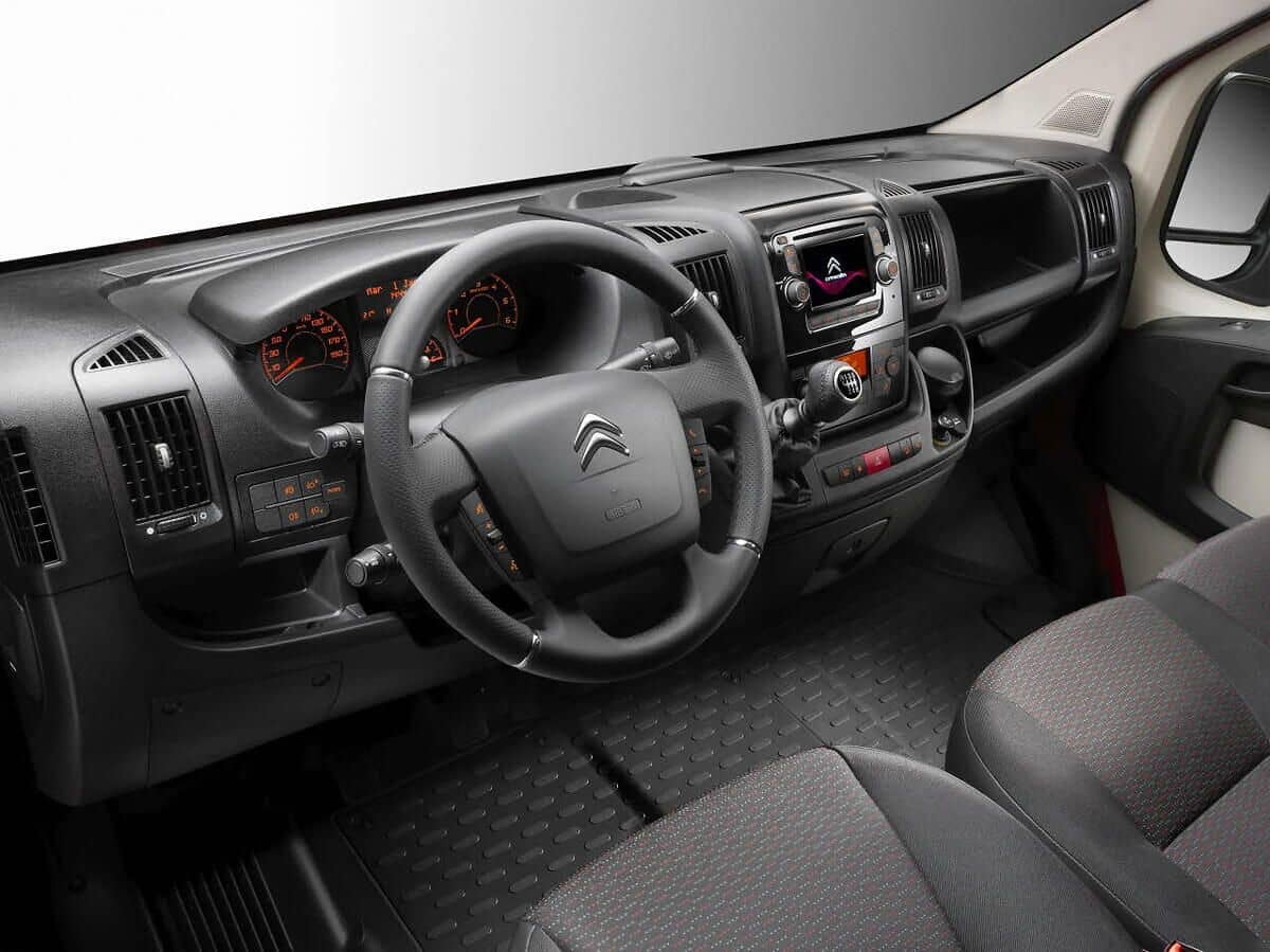 Interiér auta Citroen Jumper na dlhodobý prenájom.