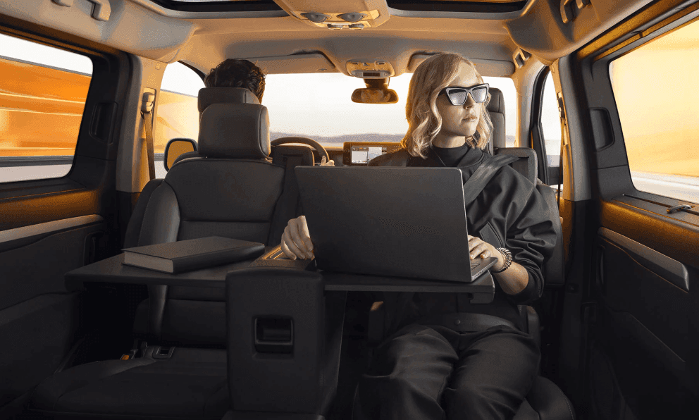 Interiér auta Peugeot Traveller na dlhodobý prenájom.