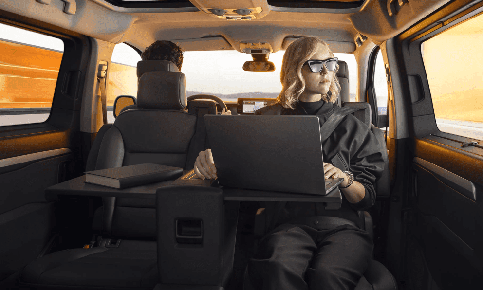 Interiér auta Peugeot Traveller na dlhodobý prenájom.