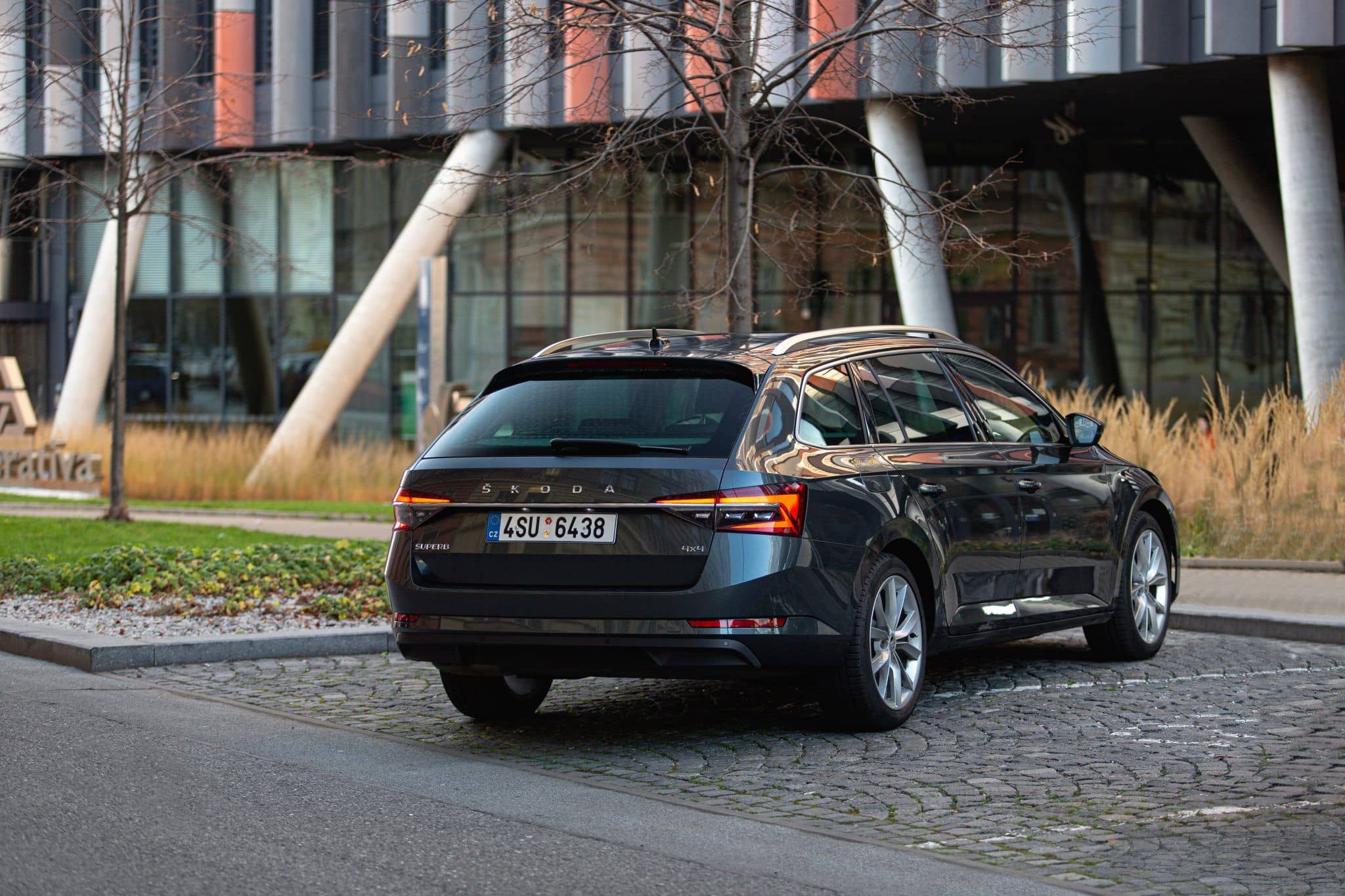 Exteriér auta Škoda Superb na dlhodobý prenájom.
